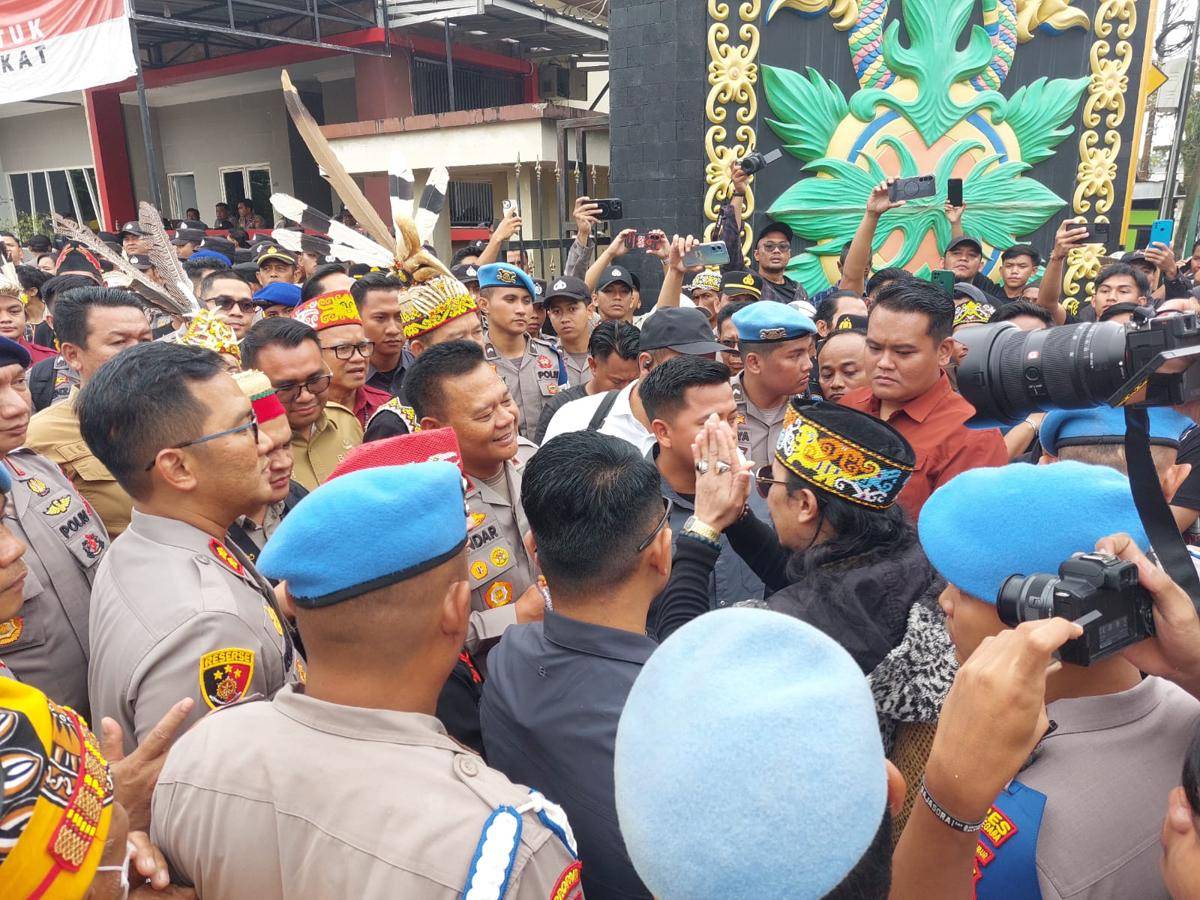 Solidaritas Masyarakat Adat turun ke jalan dan menggelar aksi di depan Mapolres Kutai Kartanegara.