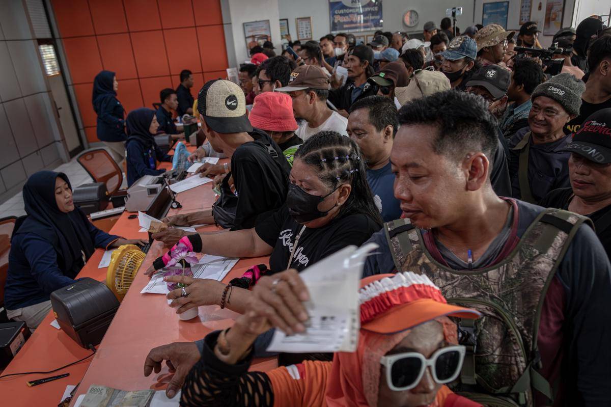 antarafoto-aksi-kirim-surat-massal-ke-kpk-terkait-bupati-pati-1756115687.jpg