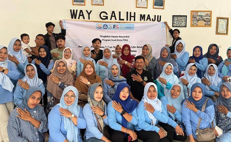 Dosen dan mahasiswa Program Studi Kimia, Fakultas Sains, Institut Teknologi Sumatera (Itera) Melaksanakan Kegiatan Pengabdian Kepada Masyarakat di Desa Way Galih, Kecamatan Tanjung Bintang, Kabupaten Lampung Selatan (Dok/Humas Itera)