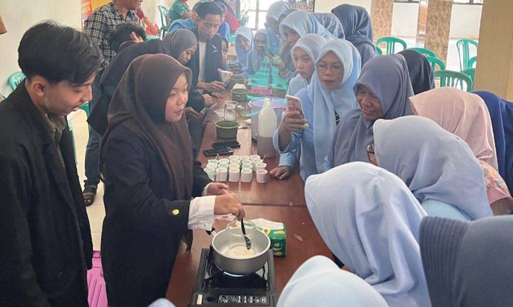Dosen dan mahasiswa Program Studi Kimia, Fakultas Sains, Institut Teknologi Sumatera (Itera) Melaksanakan Kegiatan Pengabdian Kepada Masyarakat di Desa Way Galih, Kecamatan Tanjung Bintang, Kabupaten Lampung Selatan (Dok/Humas Itera)