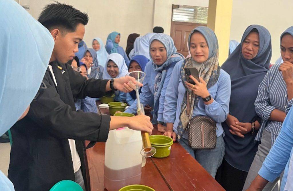 Dosen dan mahasiswa Program Studi Kimia, Fakultas Sains, Institut Teknologi Sumatera (Itera) Melaksanakan Kegiatan Pengabdian Kepada Masyarakat di Desa Way Galih, Kecamatan Tanjung Bintang, Kabupaten Lampung Selatan (Dok/Humas Itera)