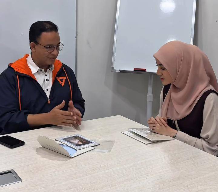 potret Clara Shinta beri undangan nikah ke Pak Anies dan Pak Tom