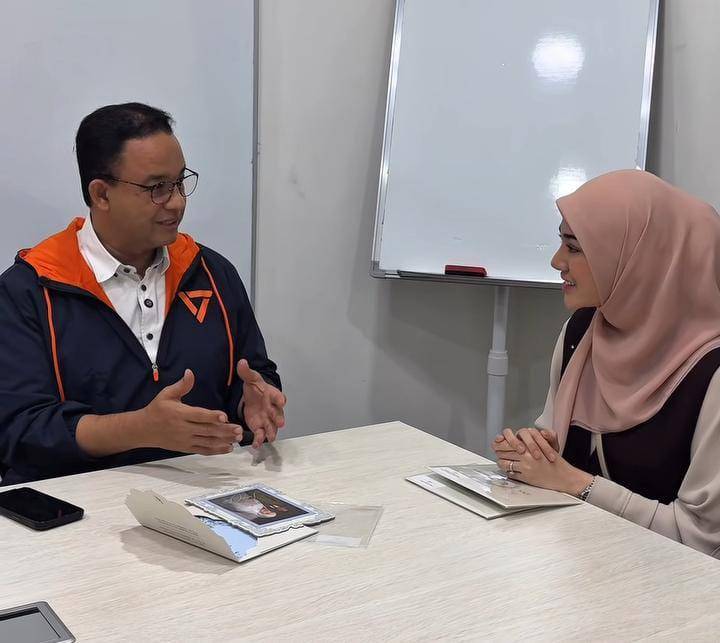 potret Clara Shinta beri undangan nikah ke Pak Anies dan Pak Tom