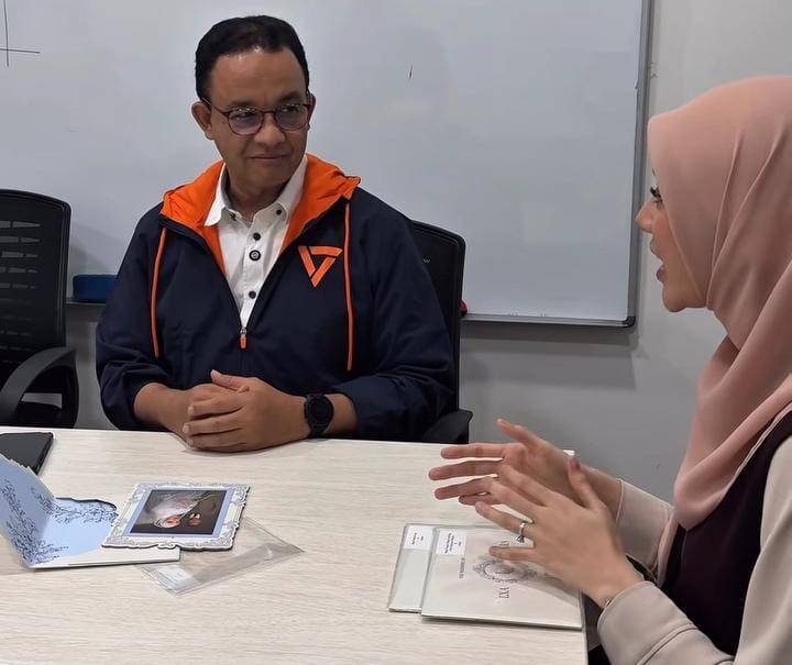 potret Clara Shinta beri undangan nikah ke Pak Anies dan Pak Tom