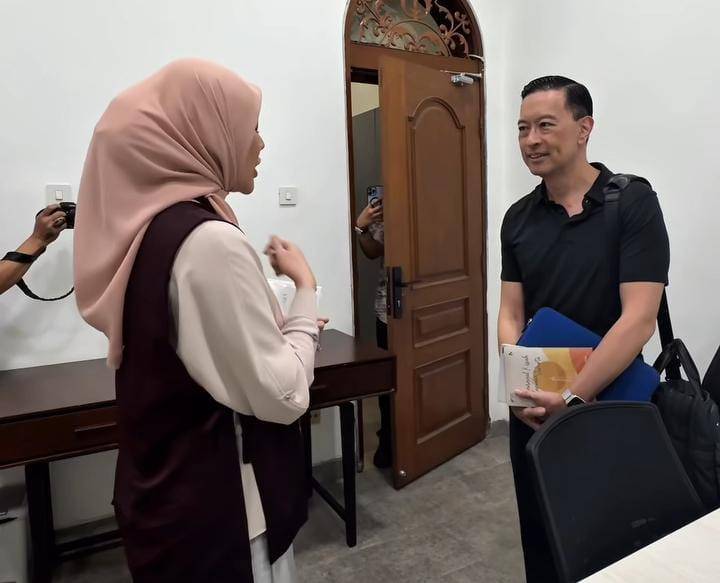 potret Clara Shinta beri undangan nikah ke Pak Anies dan Pak Tom