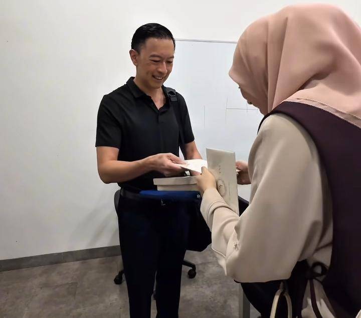 potret Clara Shinta beri undangan nikah ke Pak Anies dan Pak Tom