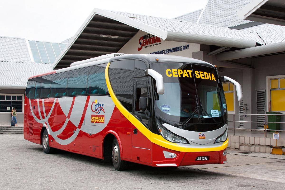 potret ekspres bus di Malaysia (commons.wikimedia.org/Ilya Plekhanov)