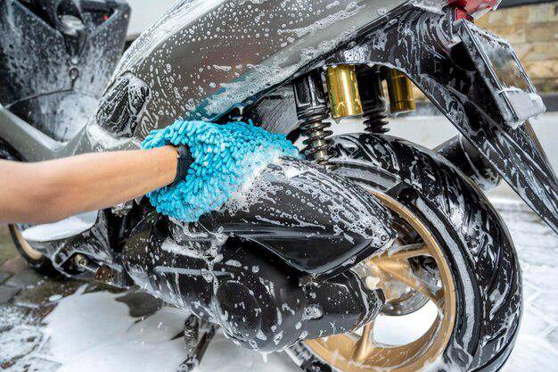 ilustrasi membersihkan motor (freepik.com/h9images)