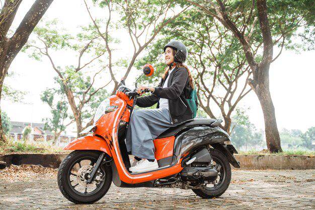 ilustrasi mengendarai motor (freepik.com/odua)