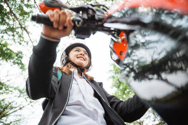 ilustrasi perempuan mengendarai motor (freepik.com/EyeEm)