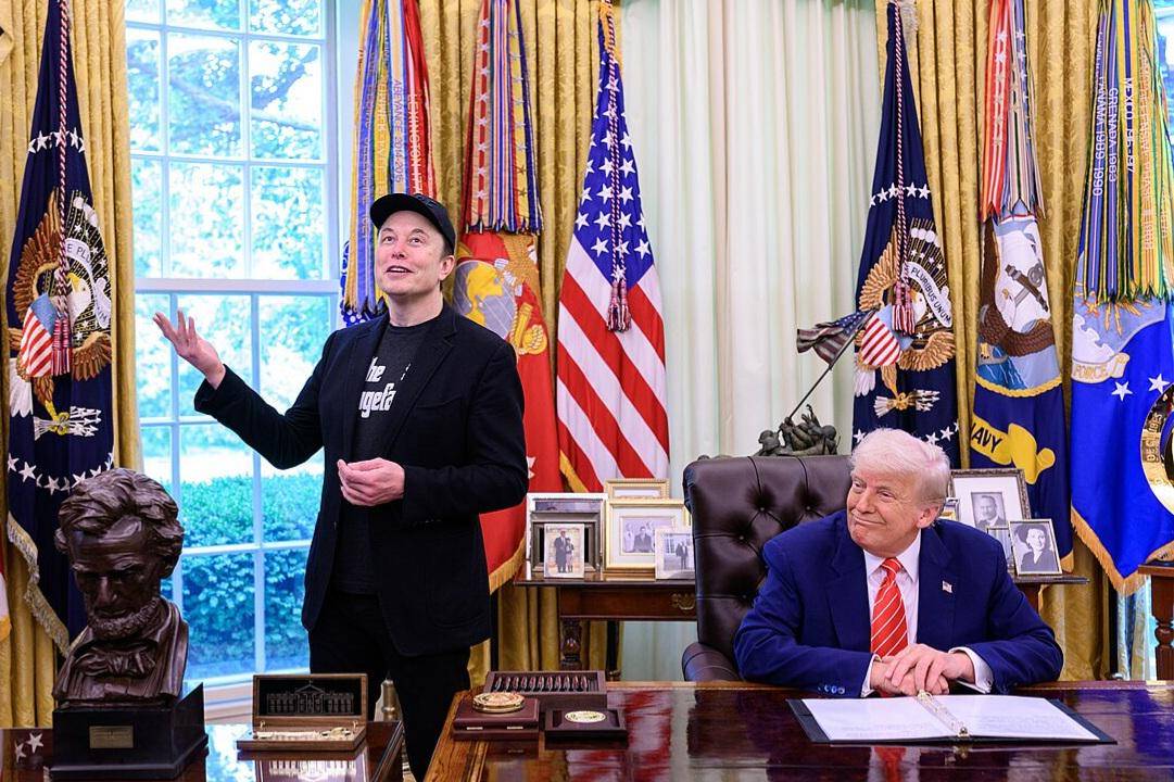 Presiden Donald Trump berpartisipasi dalam konferensi pers bersama penasihat DOGE, Elon Musk, pada Jumat, 30 Mei 2025, di Ruang Oval, Gedung Putih. (commons.wikimedia.org/Molly Riley)
