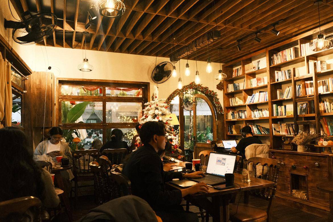 Ilustrasi kafe buku (unsplash.com/daoviethoang)