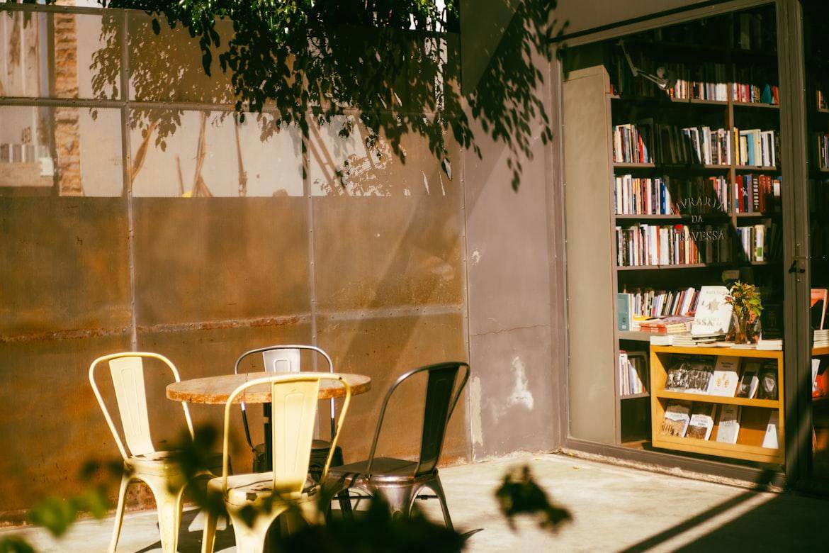 Ilustrasi kafe buku (unsplash.com/ivan_cheremisin)