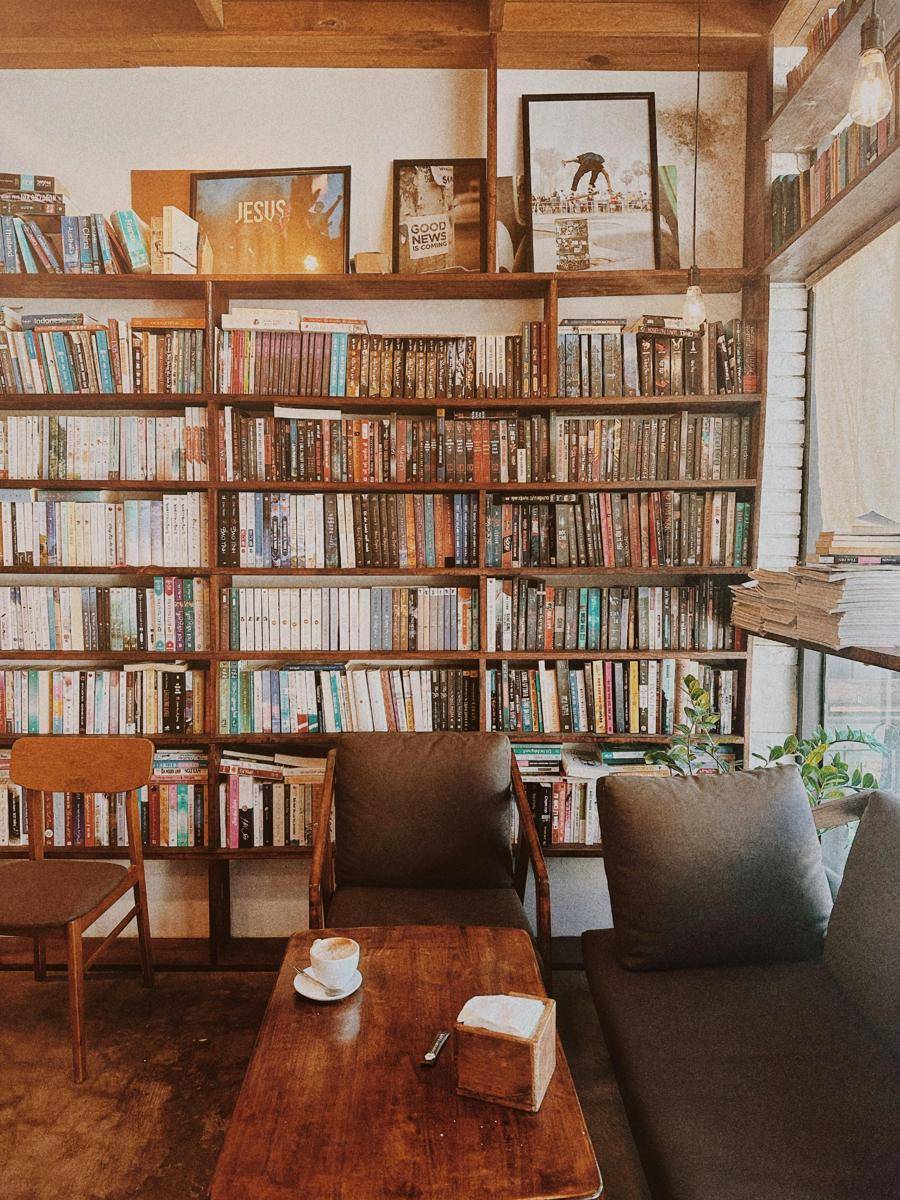 Ilustrasi kafe buku (pexels.com/@nomundodedjr.jr)