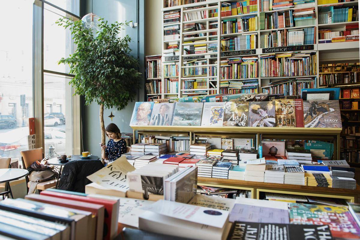 Ilustrasi kafe buku (pexels.com/kseniachernaya)