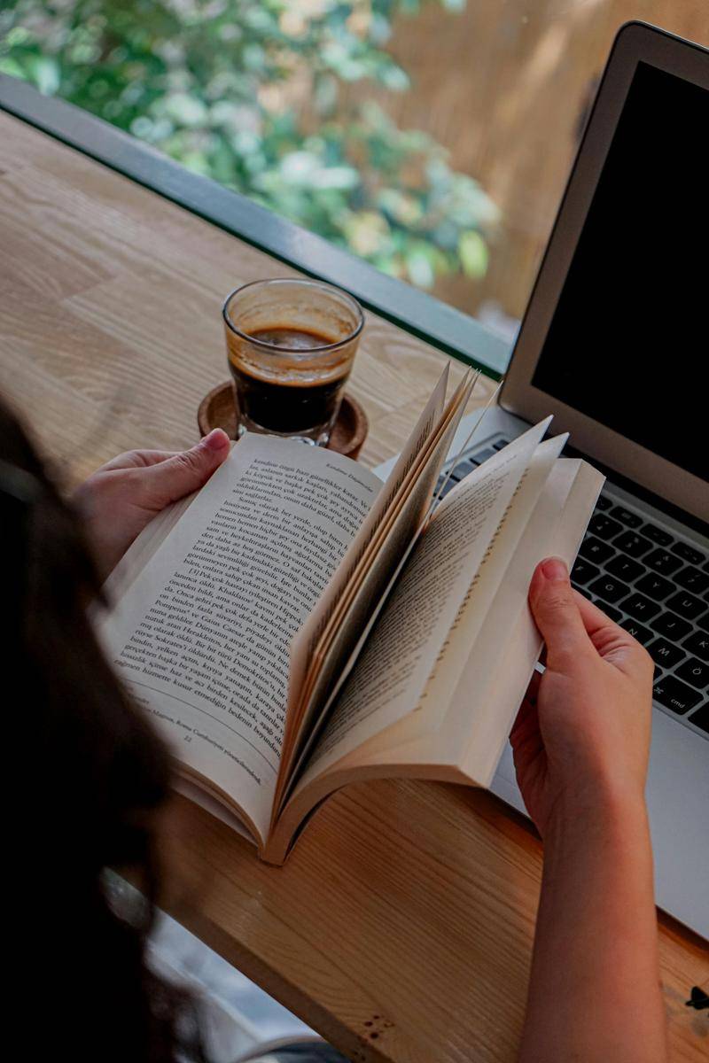 Ilustrasi kafe buku (pexels.com/@ebrudogan)