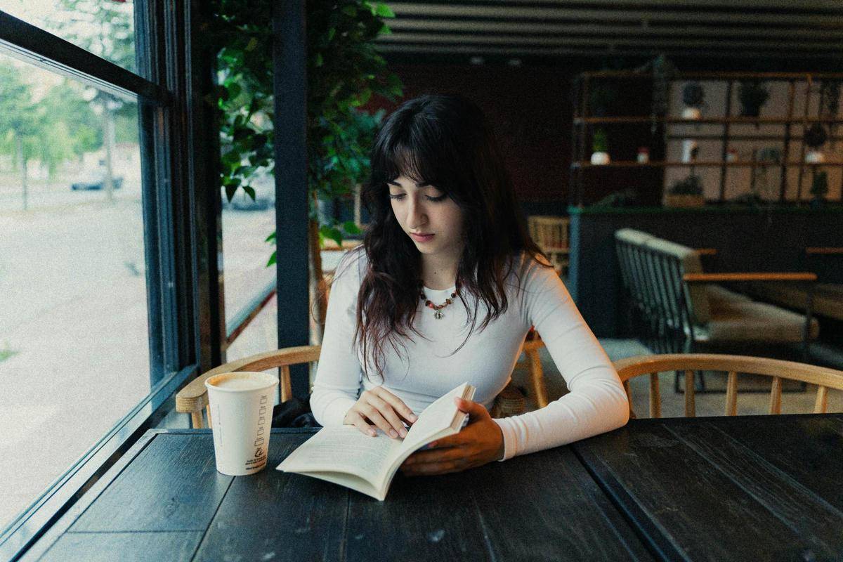 Ilustrasi kafe buku (pexels.com/orhanpergel)