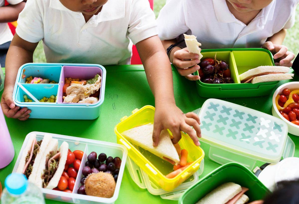 Ilustrasi anak makan bekal di sekolah (freepik.com/rawpixel.com)