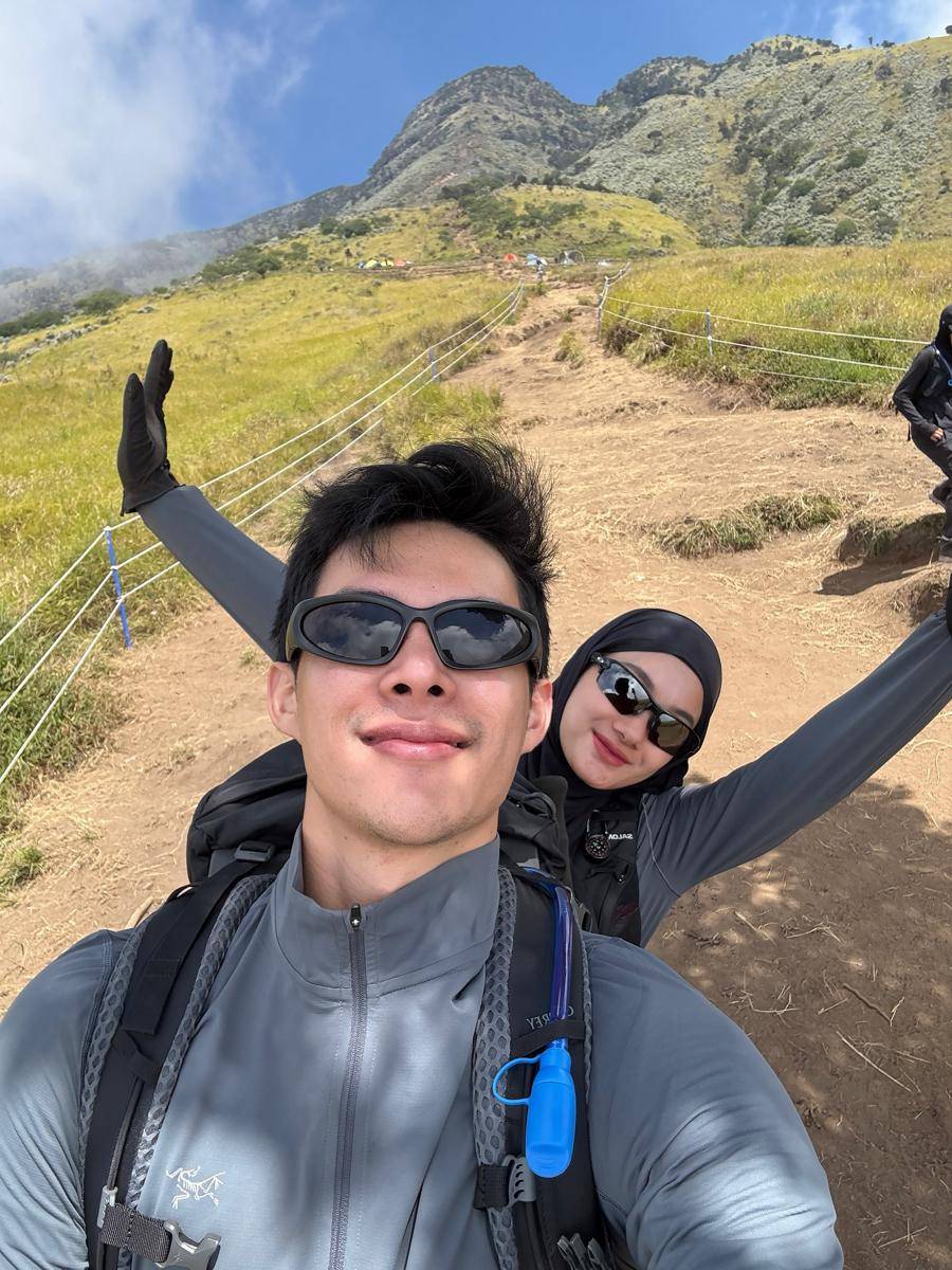 Potret Dinda Hauw dan Rey Mbayang Mendaki Gunung Sumbing