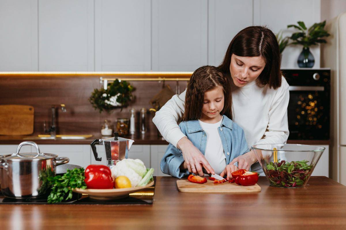 Ilustrasi ibu dan anak memasak bekal (freepik.com/freepik)
