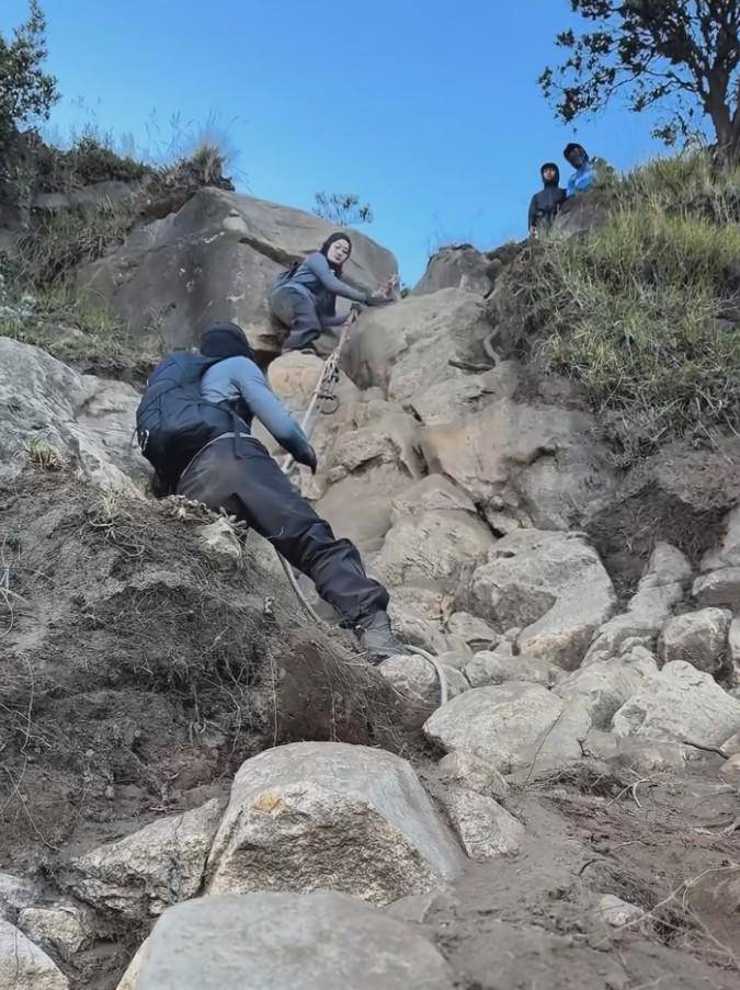 Potret Dinda Hauw dan Rey Mbayang Mendaki Gunung Sumbing