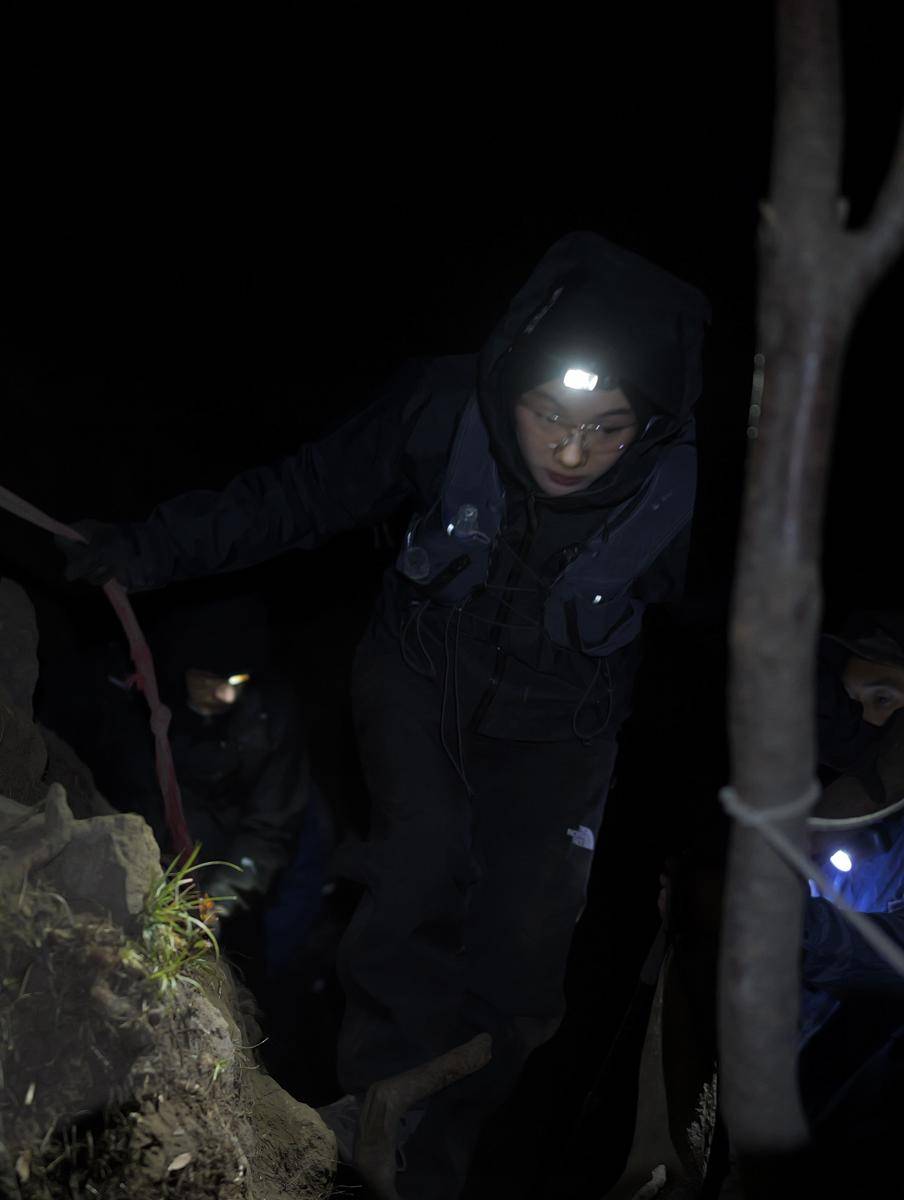 Potret Dinda Hauw dan Rey Mbayang Mendaki Gunung Sumbing