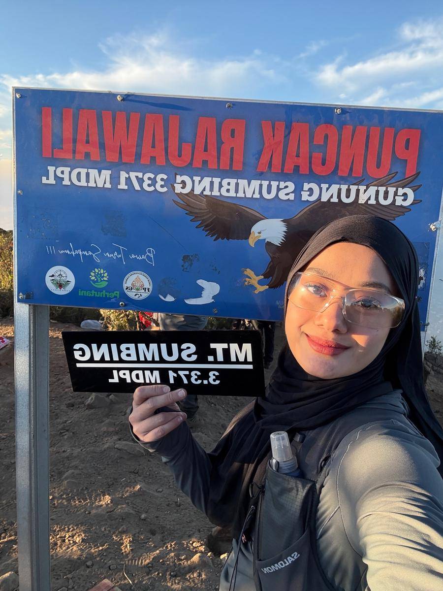 Potret Dinda Hauw dan Rey Mbayang Mendaki Gunung Sumbing