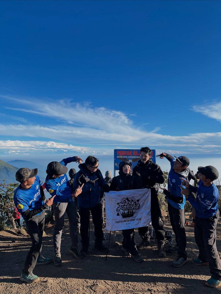 Potret Dinda Hauw dan Rey Mbayang Mendaki Gunung Sumbing