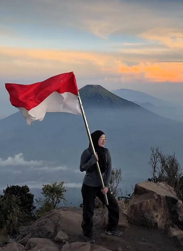 Potret Dinda Hauw dan Rey Mbayang Mendaki Gunung Sumbing