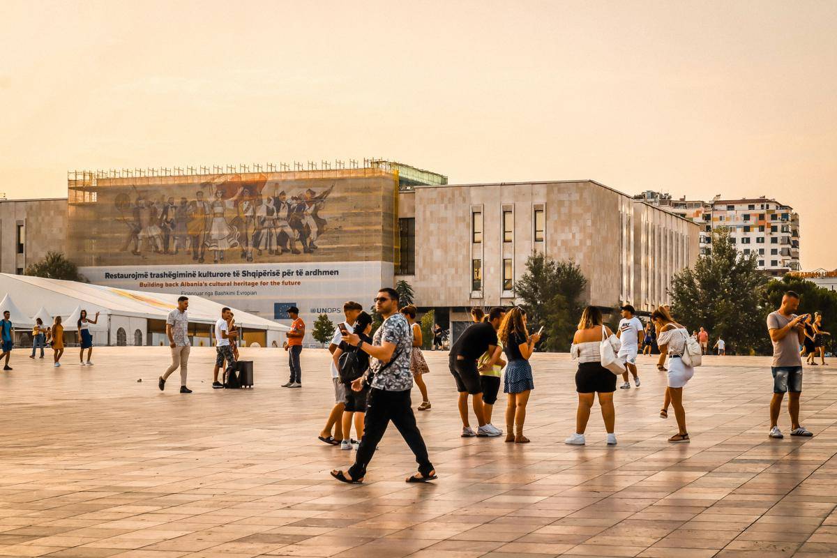 ilustrasi orang-orang berjalan-jalan sore atau Xhiro di kota Tirana, Albania