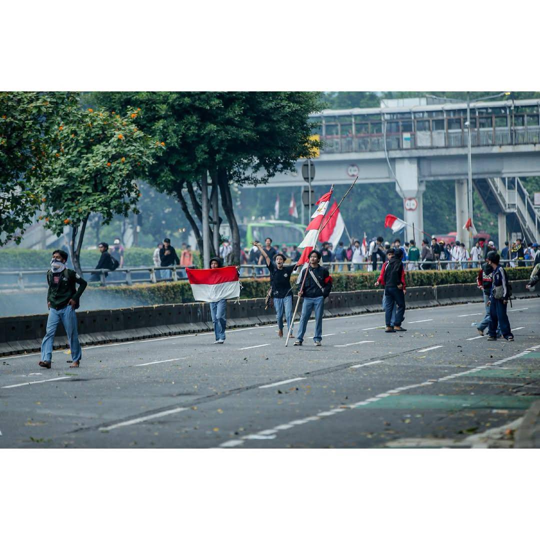 Aksi protes di depan Gedung DPR/MPR RI, Jakarta, pada Senin (25/8/2025) 📸: x/adhistraaR, Detik