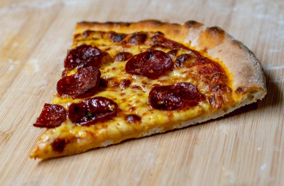 ilustrasi potongan pizza (unsplash.com/amirali mirhashemian)