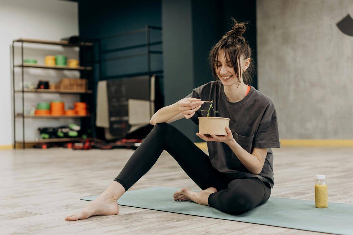 ilustrasi makan sebelum gym
