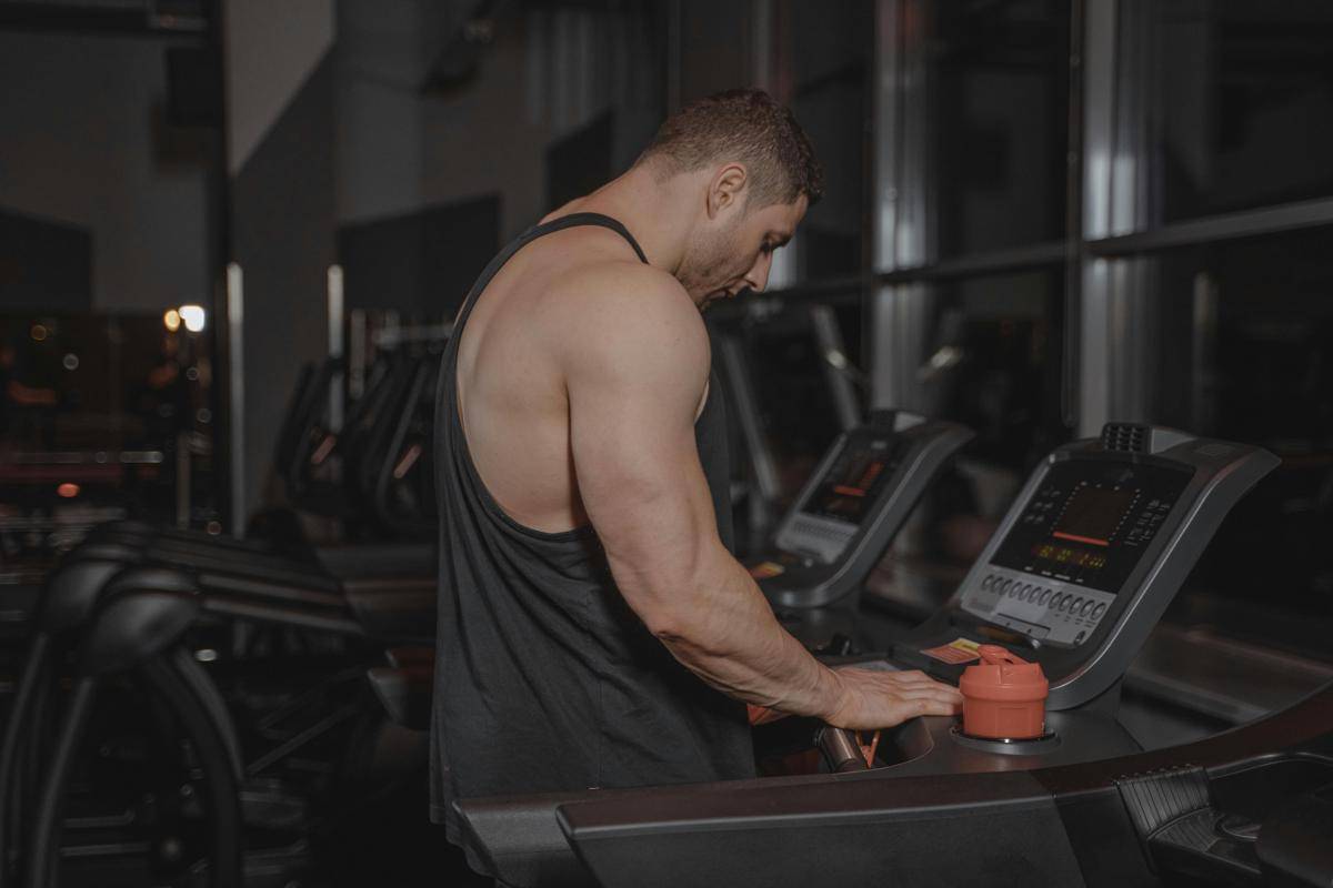 Apakah Olahraga Malam di Gym Aman untuk Jantung?