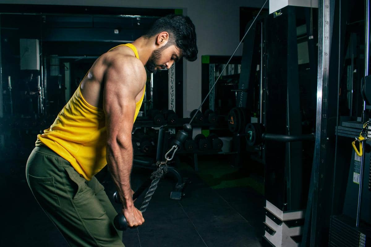 Seorang laki-laki latihan untuk membentuk otot.
