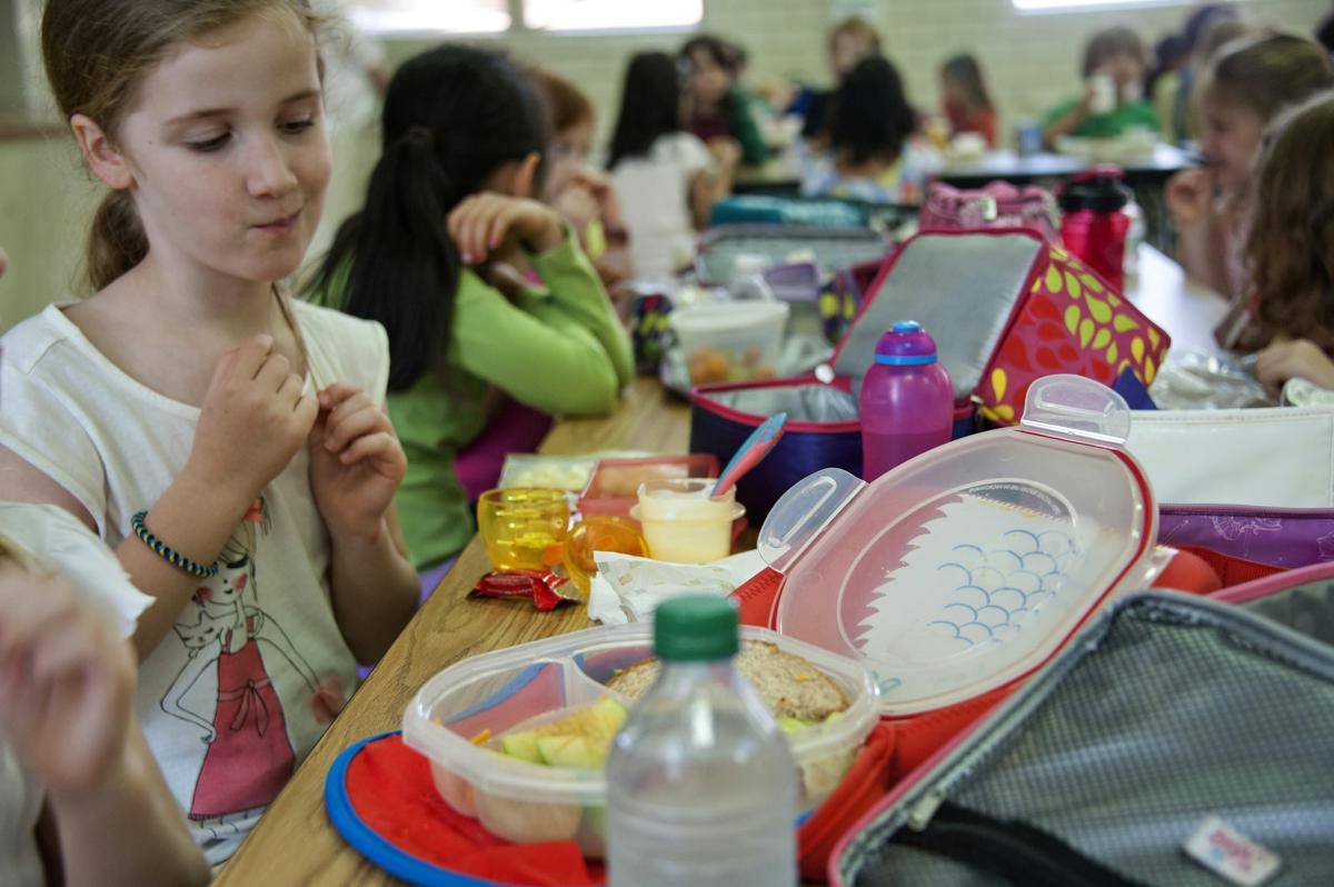 Ilustrasi anak makan bekal di sekolah (unsplash.com/CDC)