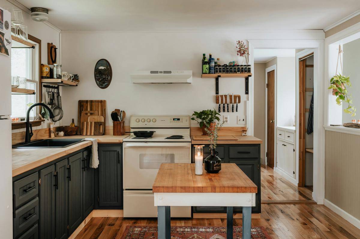 inspirasi desain dapur dengan pendekatan tiga warna 