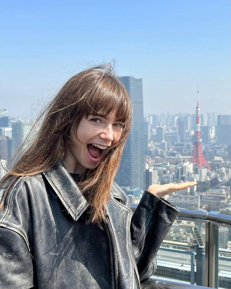 gaya rambut ala Lily Collins (instagram.com/lilyjcollins)