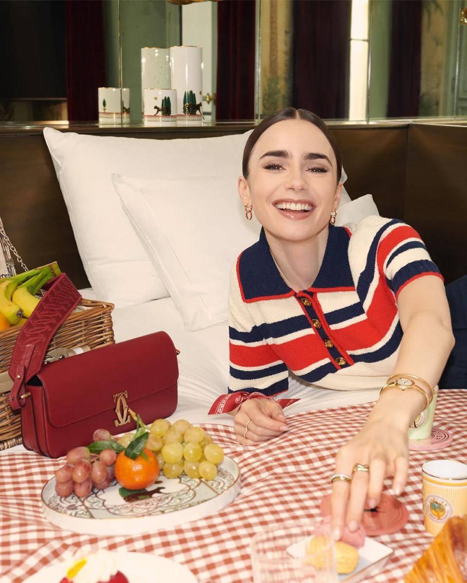gaya rambut ala Lily Collins (instagram.com/lilyjcollins)
