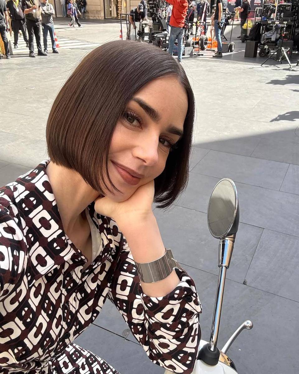 gaya rambut ala Lily Collins (instagram.com/lilyjcollins)