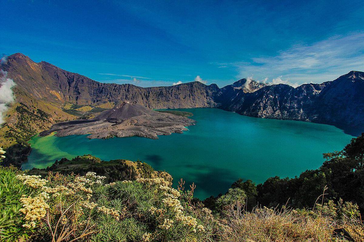Danau Segara Anak, Gunung Rinjani (commons.wikimedia.org/Aldoarianto.87)