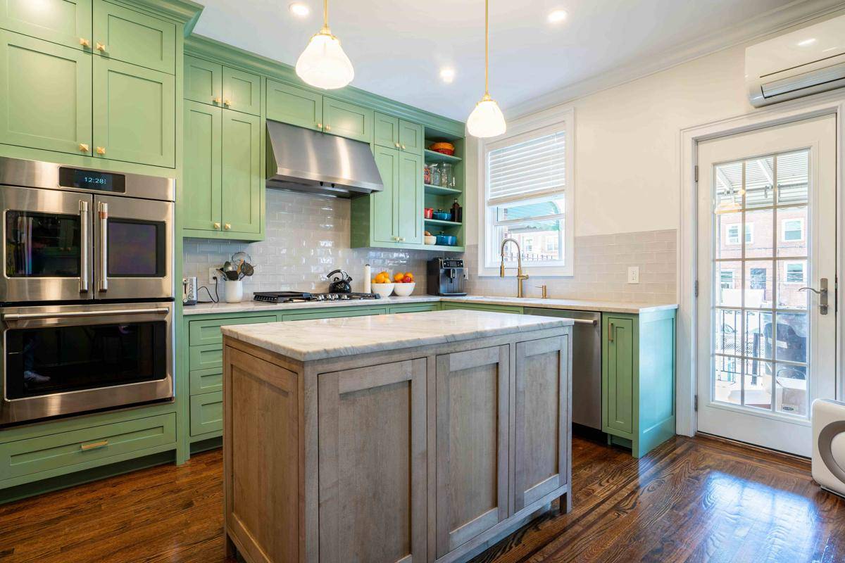 inspirasi desain dapur dengan pendekatan tiga warna 