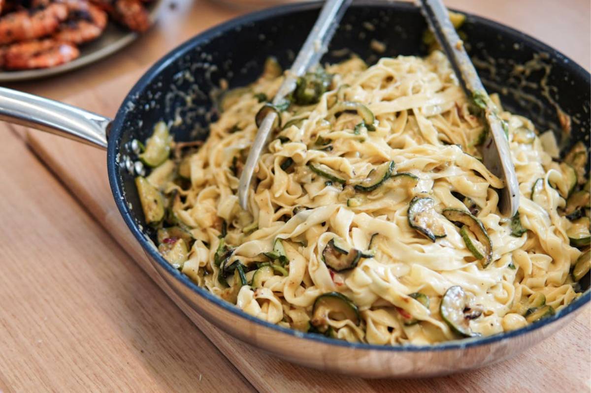 ilustrasi membuat spaghetti alla nerano (pexels.com/Anna Guerrero)
