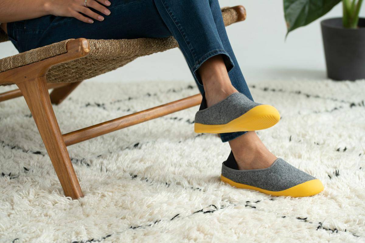 ilustrasi menggunakan alas kaki (unsplash.com/mahabis footwear)