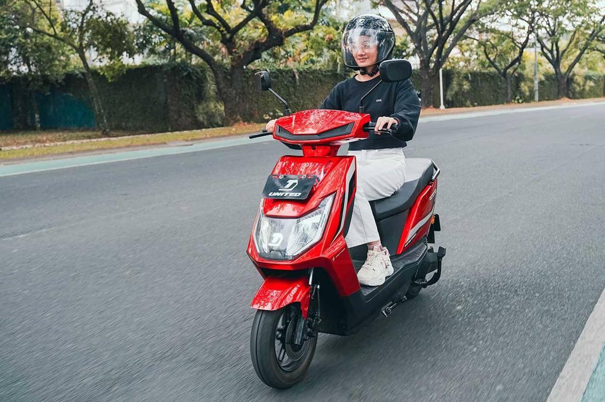 ilustrasi mengendarai motor listrik (unitedmotor.co.id)