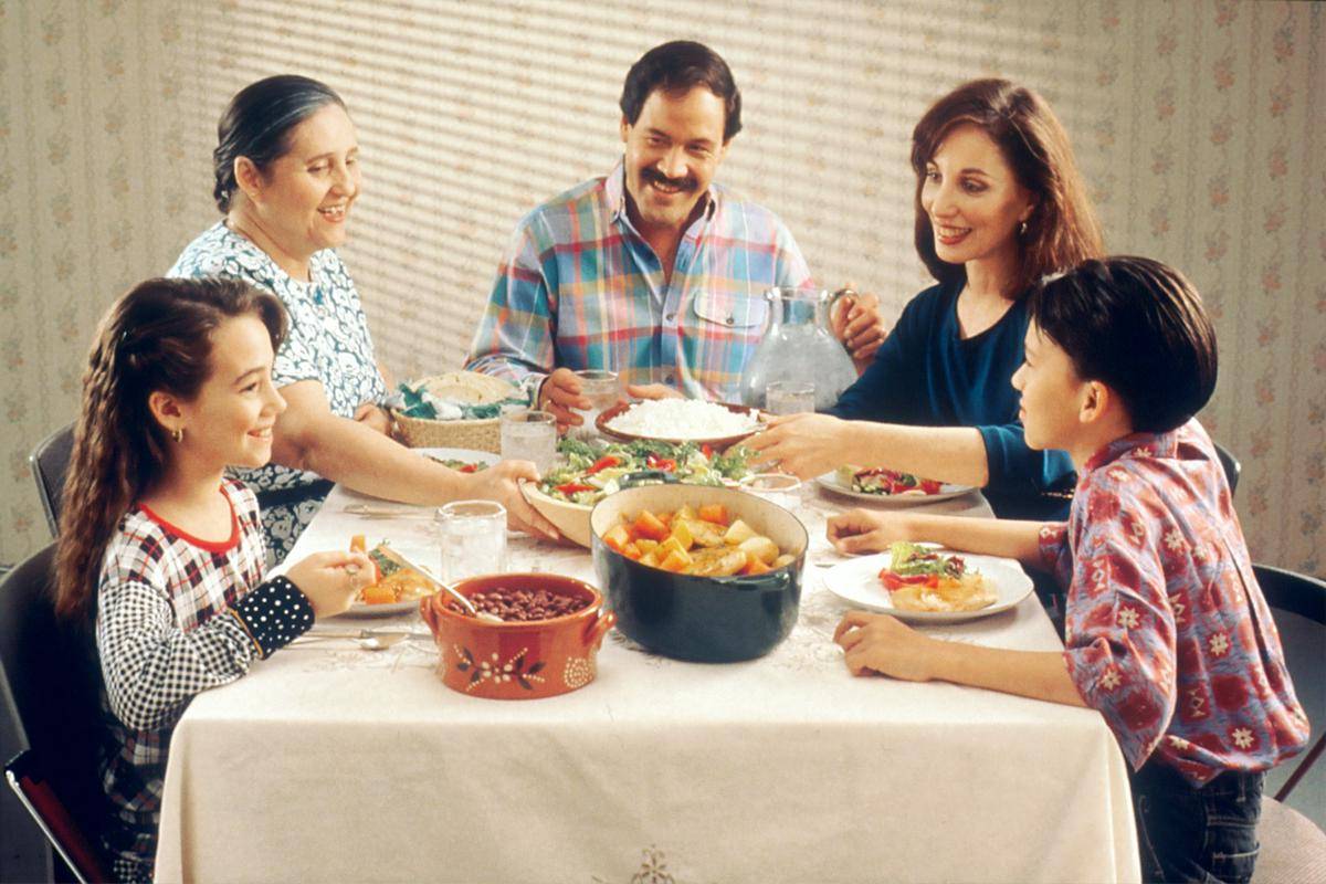 ilustrasi makan bersama keluarga (unsplash.com/National Cancer Institute)