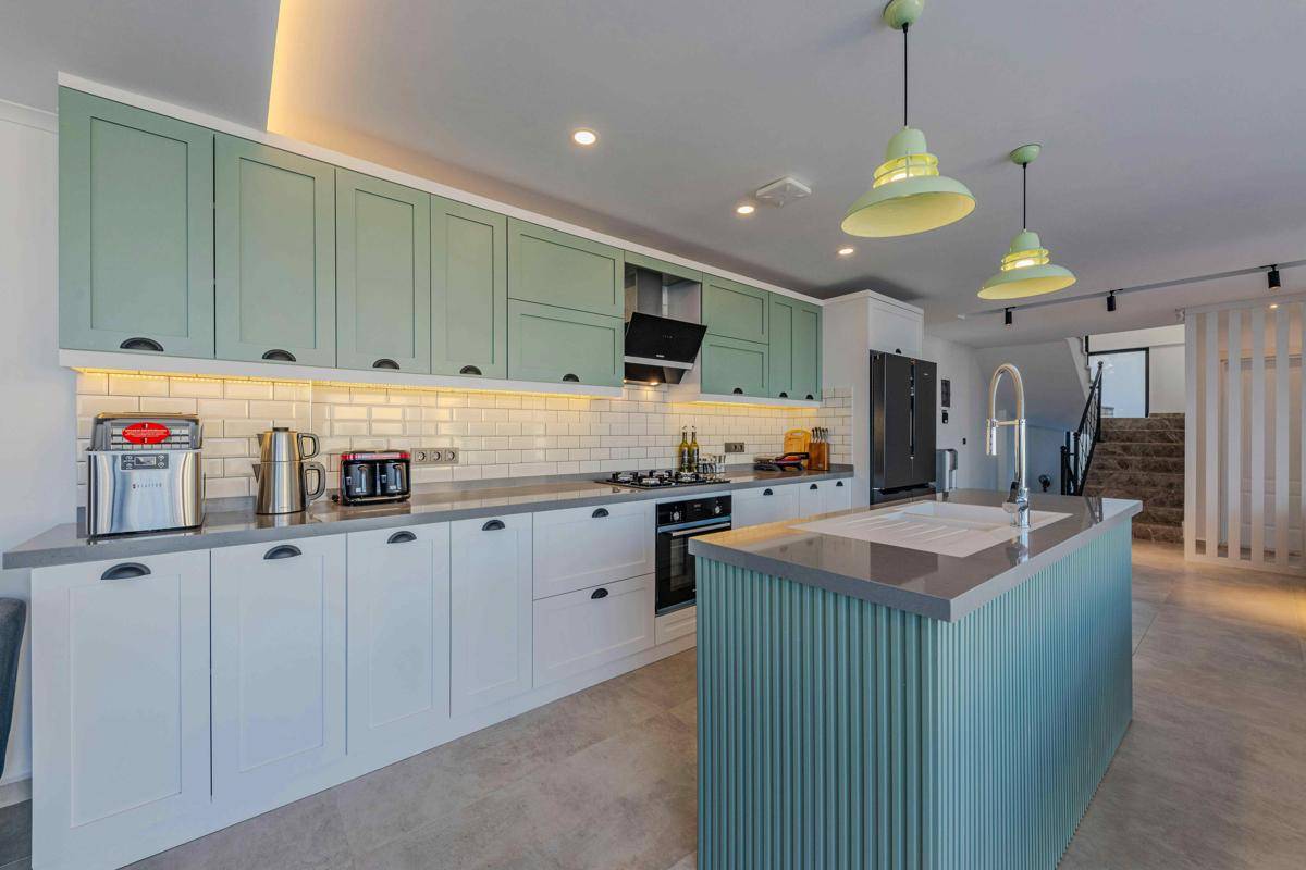 inspirasi desain dapur dengan pendekatan tiga warna 