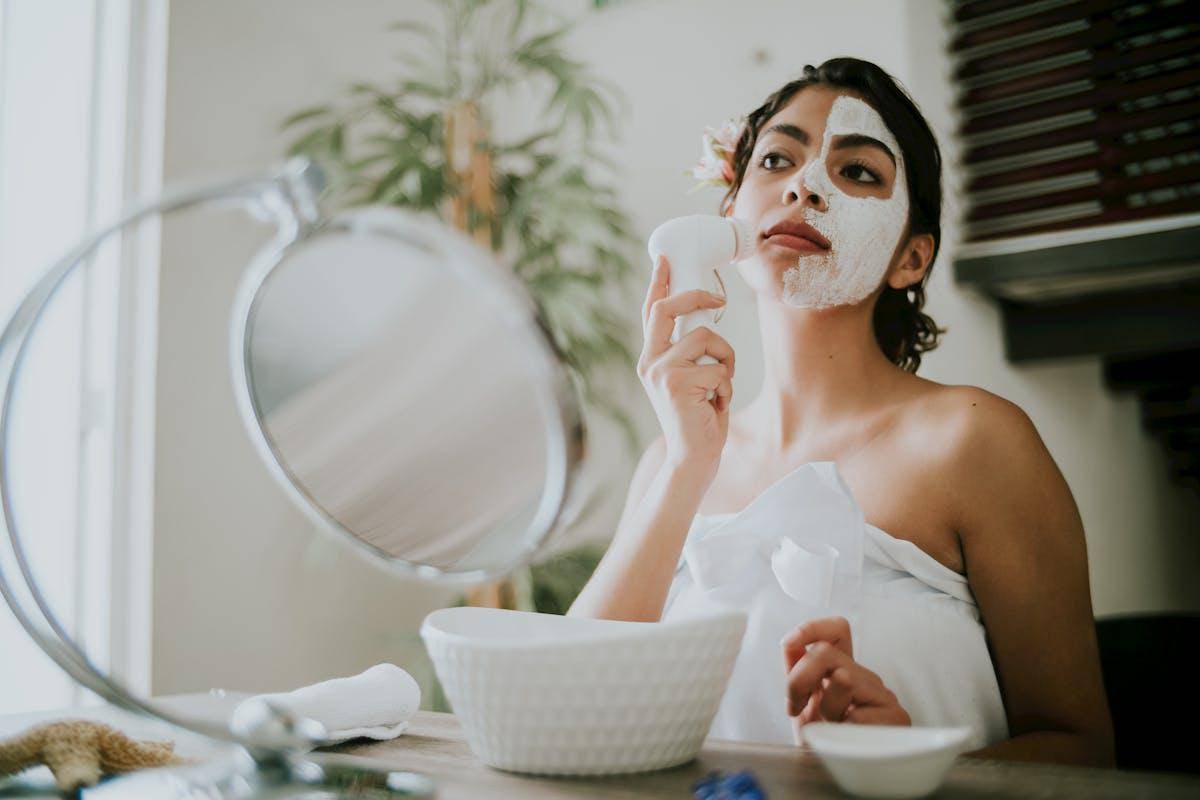 ilustrasi menggunakan cleanser 