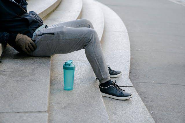 ilustrasi celana jogger pria (pexels.com/Barbara Olsen) 