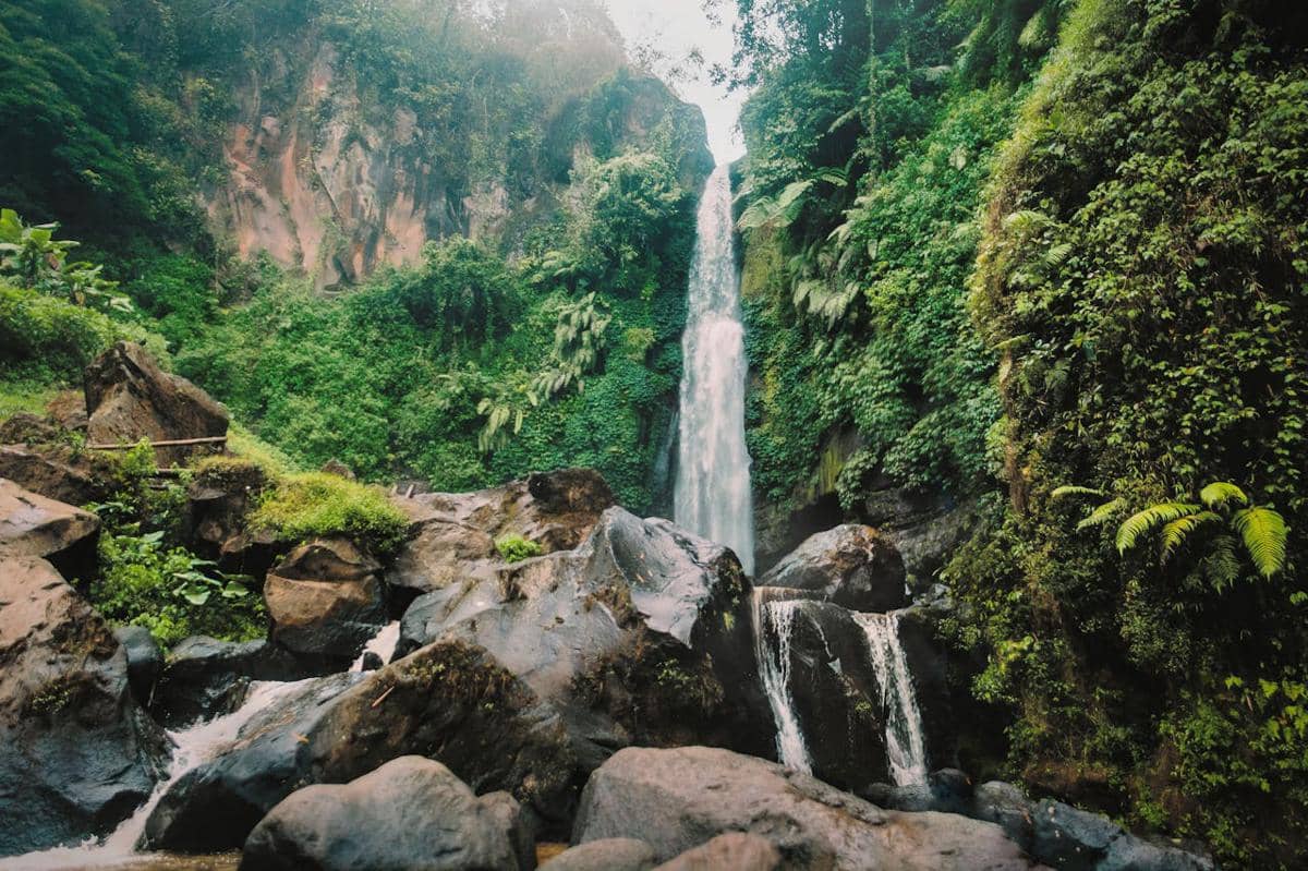 ilustrasi air terjun